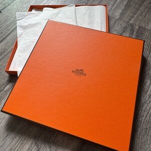 ✨Hermes Scarf Box – Perfect Condition 8” square 0.5” height (Empty)✨